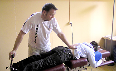 Physiotherapeut bei Behandlung